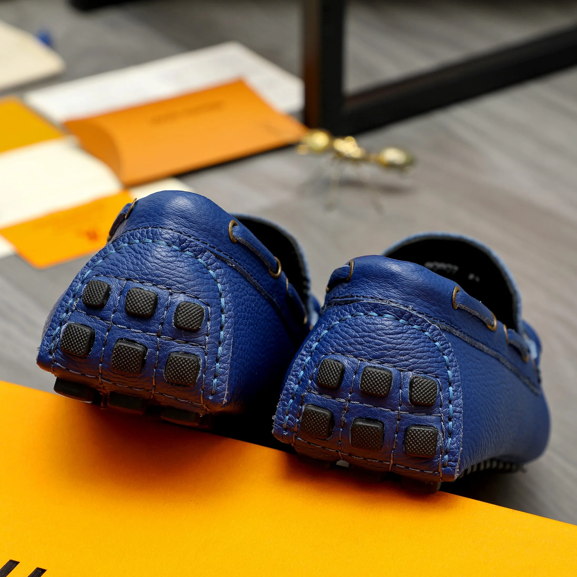 Men's shoes 💰420 Product trademark: LV "Louis Vuitton" casual slip-on shoes Regular size: 38-46 (45.46 custom-made, non-returnable) Product materials: Selected pebbled cowhide upper, sheepskin lining, original bean outsole